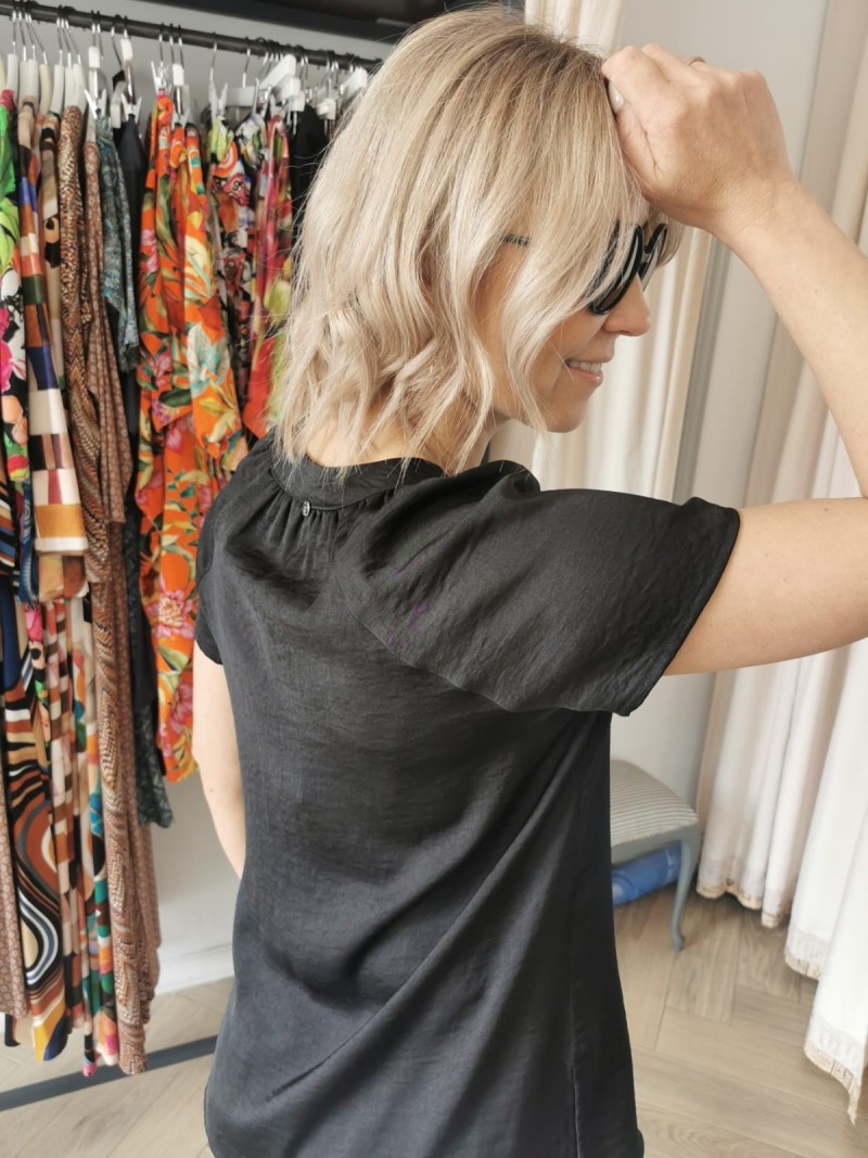 Miniatura produktu Bluzka na krótki rękaw ze stójką w kolorze czarnym Francis Black