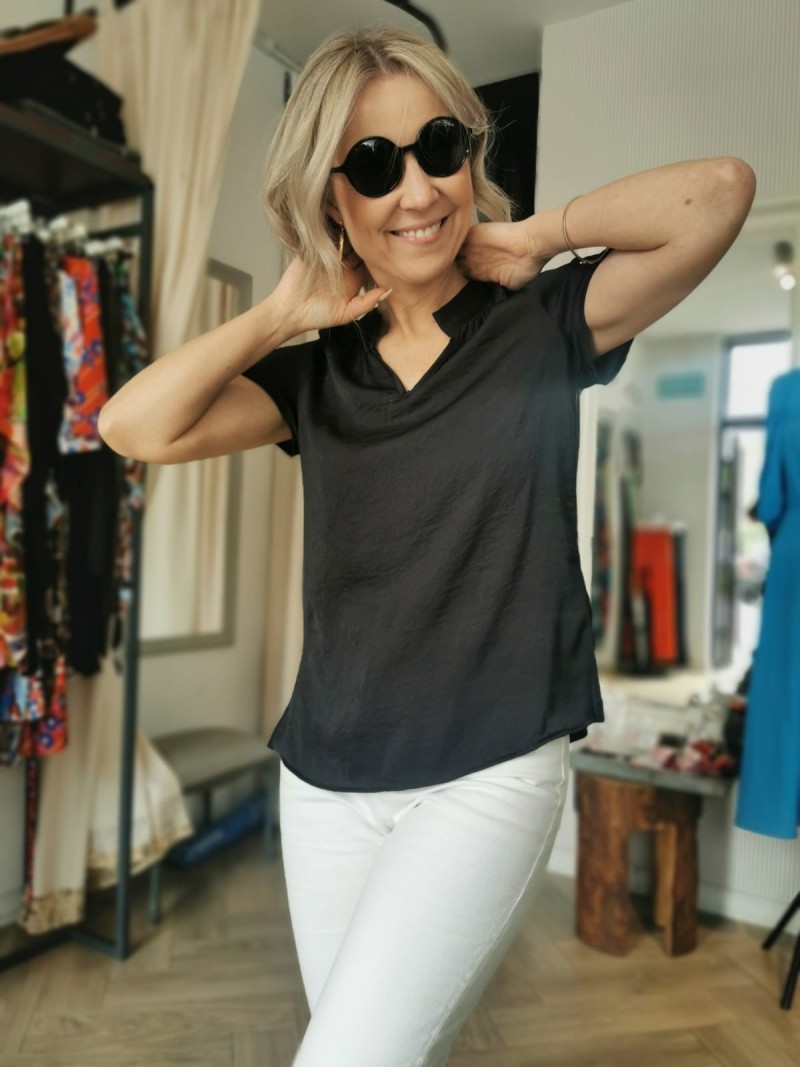 Miniatura produktu Bluzka na krótki rękaw ze stójką w kolorze czarnym Francis Black