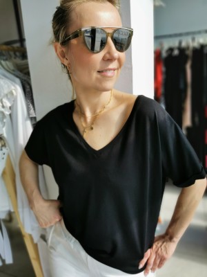 Czarny T-shirt Wiskozowy z dekoltem w szpic See Black