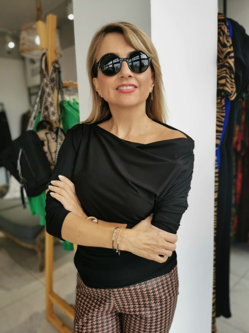 Miniatura produktu Czarna Wiskozowa Bluzka z marszczeniem na ramieniu Julia Black