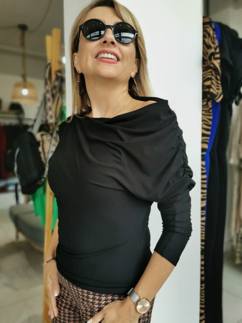 Miniatura produktu Czarna Wiskozowa Bluzka z marszczeniem na ramieniu Julia Black