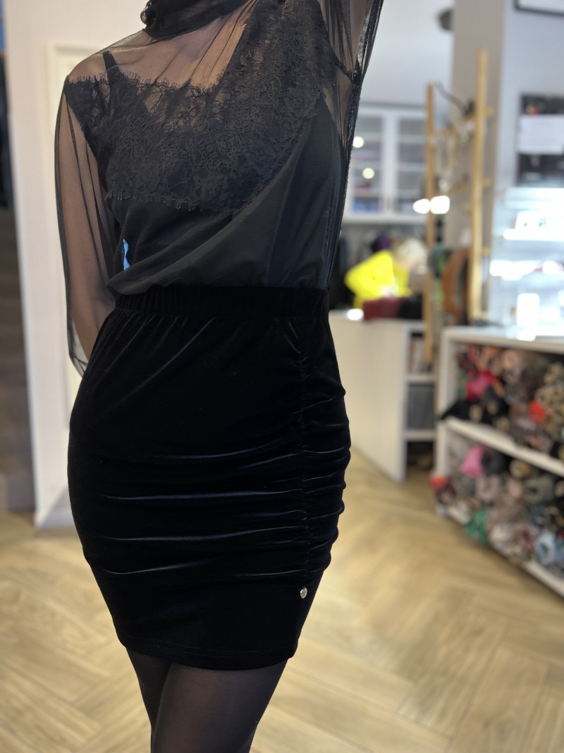 Miniatura produktu Dopasowana mini Spódnica z aksamitu w czarnym kolorze Andrea Black