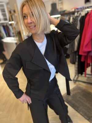 Czarna Kurtka na podszewce z paskiem w talii i kieszeniami Ju&KA Black