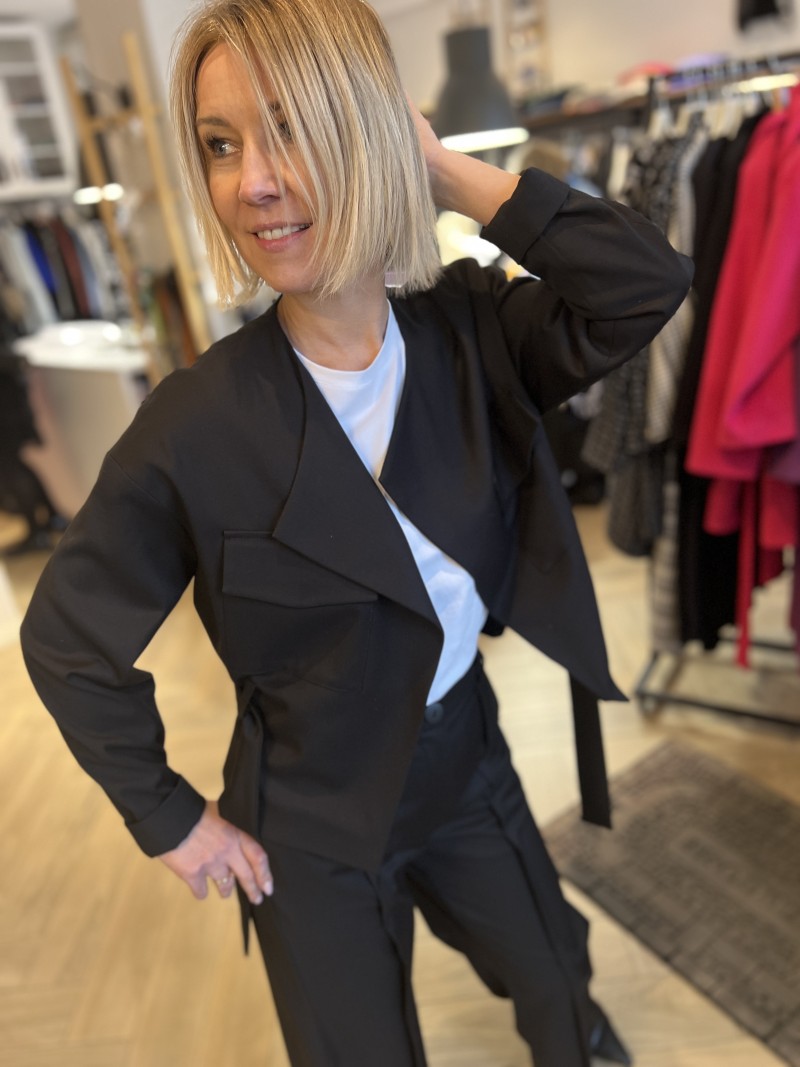 Miniatura produktu Czarna Kurtka na podszewce z paskiem w talii i kieszeniami Ju&KA Black