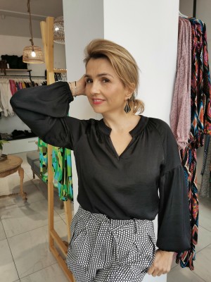 Czarna Bluzka ze stójką i bufiastymi rękawami Francesca Black