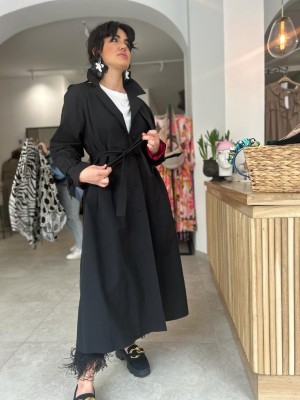 Czarny długi Płaszcz typu trencz z paskiem, kołnierzem i zapięciem na guziki Creo Black