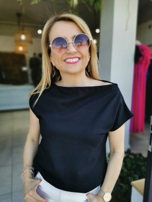 Czarny T-shirt z dekoltem w łódkę Cynthia Black