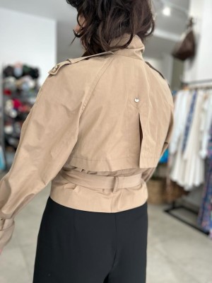 Krótka Kurtka z kieszeniami zapinana na guziki w kolorze beżowym Short Beige