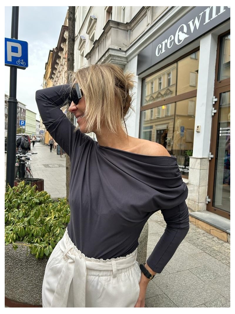 Miniatura produktu Wiskozowa Bluzka w kolorze grafitowym z dekoltem w łódkę Julia Graphite