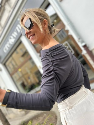 Wiskozowa Bluzka w kolorze grafitowym z dekoltem w łódkę Julia Graphite