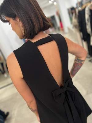 Luźna Sukienka Mini w kolorze czarnym z kokardą na plecach Amanda Black