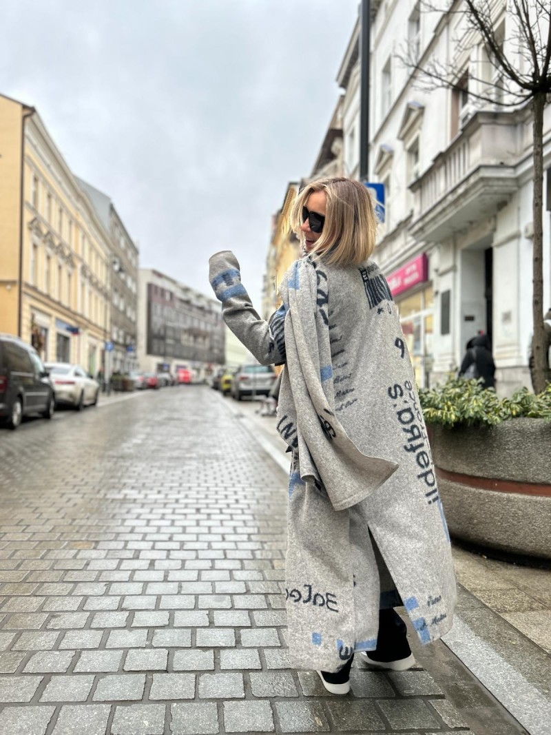 Miniatura produktu Wełniany Płaszcz szary bez zapięcia ze wzorem z czarnych napisów AFAIK Grey&Blue