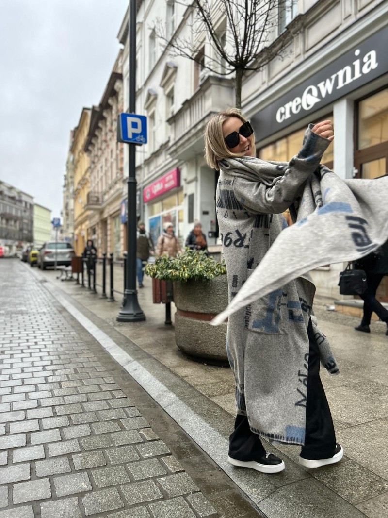 Miniatura produktu Wełniany Płaszcz szary bez zapięcia ze wzorem z czarnych napisów AFAIK Grey&Blue