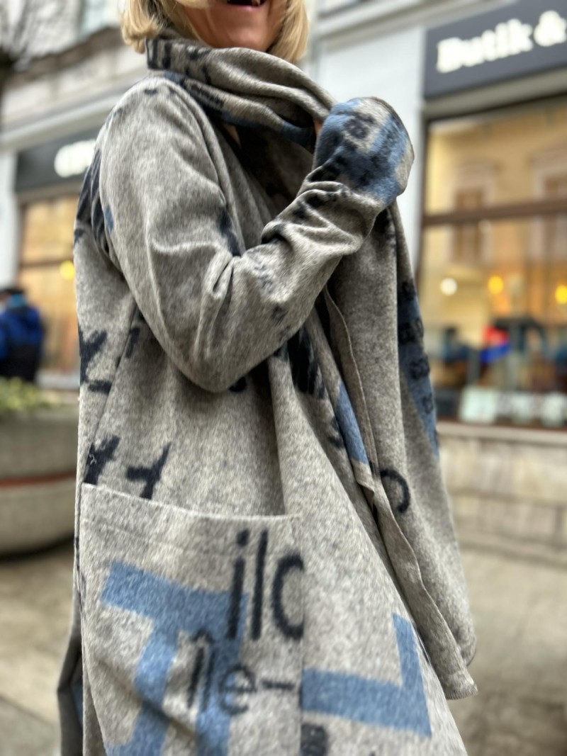 Miniatura produktu Wełniany Płaszcz szary bez zapięcia ze wzorem z czarnych napisów AFAIK Grey&Blue