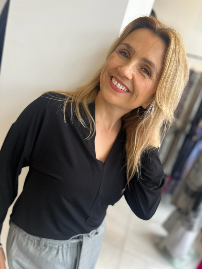 Miniatura produktu Czarna Wiskozowa Bluzka z dekoltem w szpic Colin Black