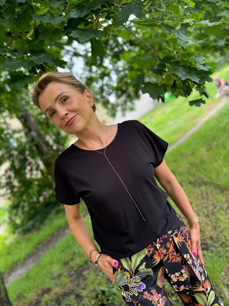 Miniatura produktu Czarny T-shirt Wiskozowy z odkrytymi plecami Vesti Black