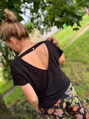 Czarny T-shirt Wiskozowy z odkrytymi plecami Vesti Black