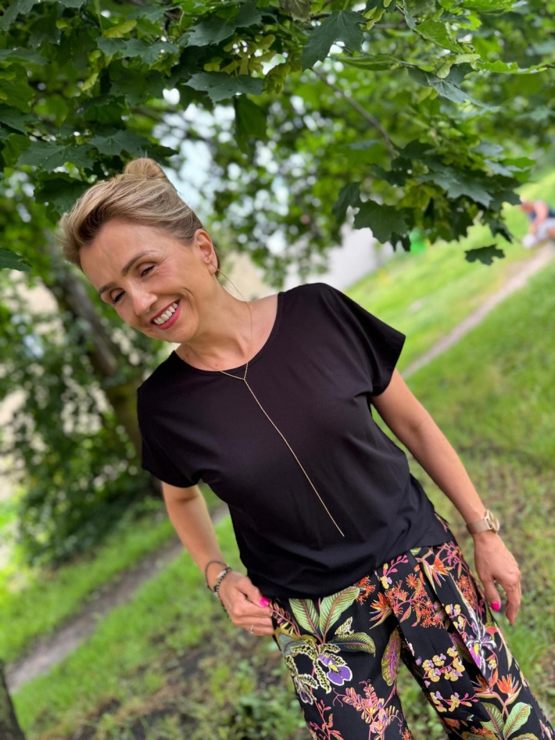 Miniatura produktu Czarny T-shirt Wiskozowy z odkrytymi plecami Vesti Black