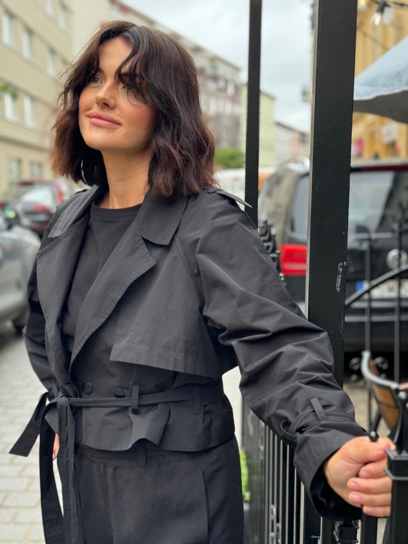 Miniatura produktu Czarna krótka Kurtka z podszewką i kieszeniami zapinana na guziki Short Black