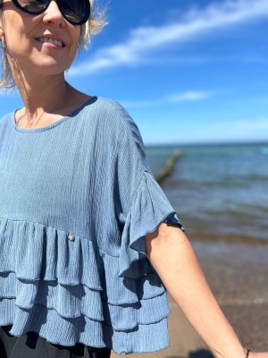 Wiskozowa Bluzka z falbanami w kolorze niebieskim Fleur Blue