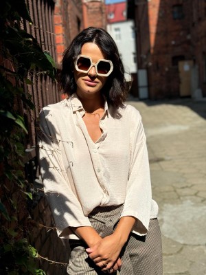 Asymetryczna koszula Damska w kolorze kremowym i rękawami 3/4 Perla Creme