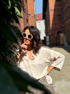 Asymetryczna koszula Damska w kolorze kremowym i rękawami 3/4 Perla Creme