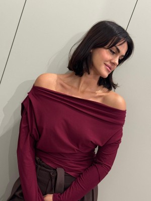 Wiskozowa Bluzka w kolorze bordowym z dekoltem w łódkę Julia Bordo