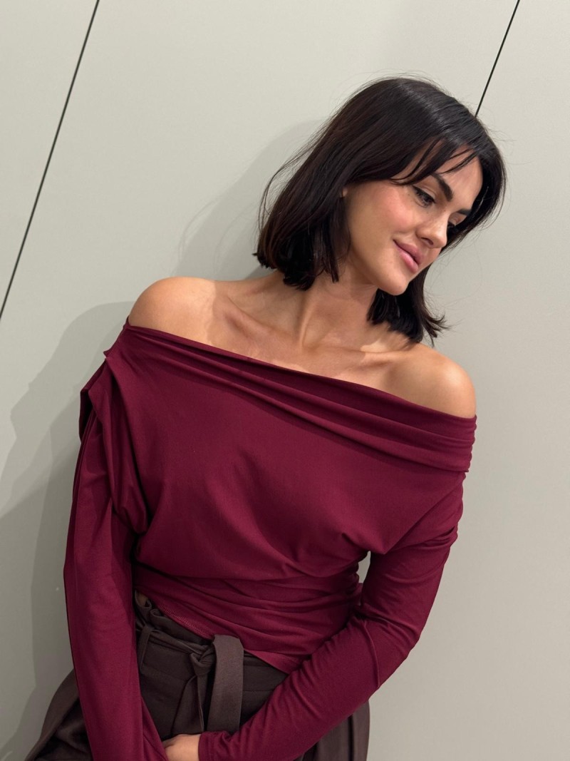 Miniatura produktu Wiskozowa Bluzka w kolorze bordowym z dekoltem w łódkę Julia Bordo