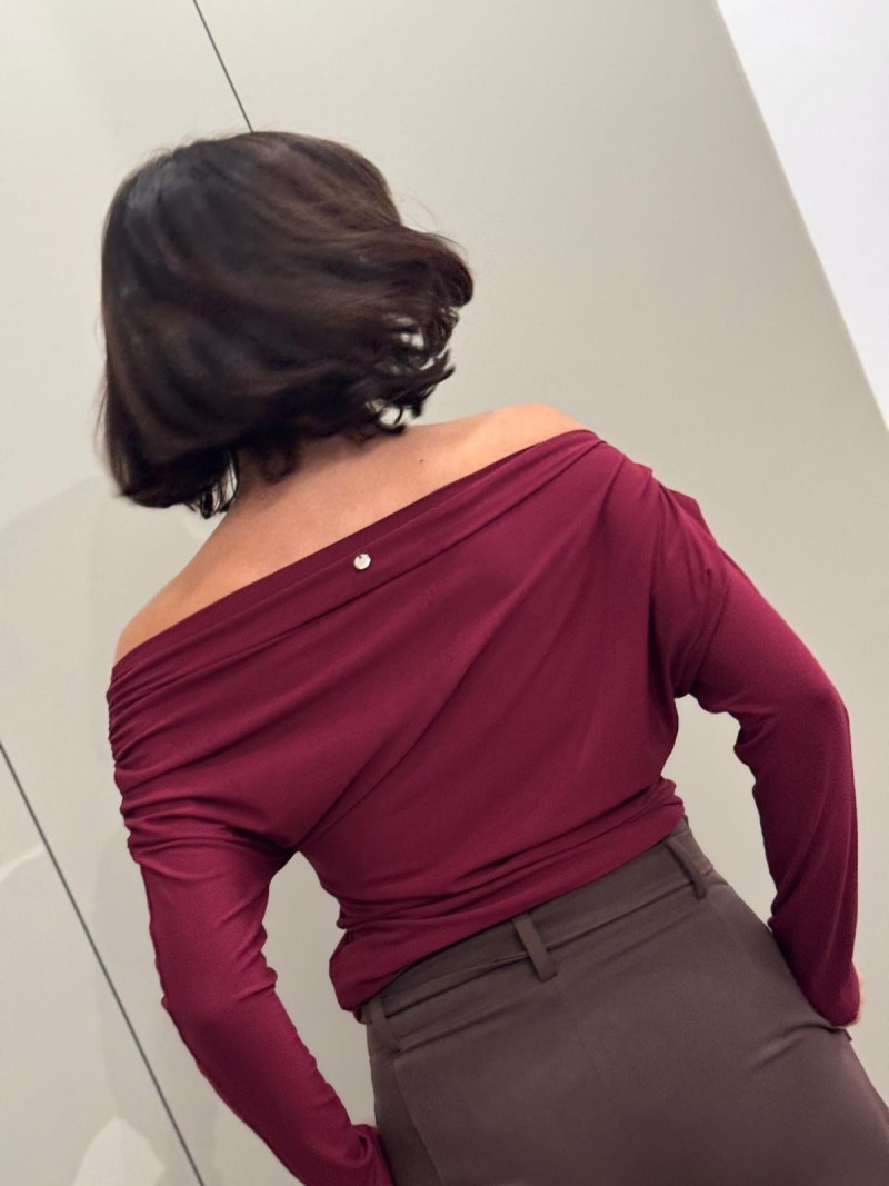 Miniatura produktu Wiskozowa Bluzka w kolorze bordowym z dekoltem w łódkę Julia Bordo