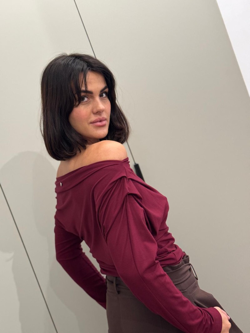 Miniatura produktu Wiskozowa Bluzka w kolorze bordowym z dekoltem w łódkę Julia Bordo