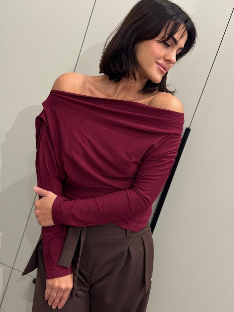 Miniatura produktu Wiskozowa Bluzka w kolorze bordowym z dekoltem w łódkę Julia Bordo