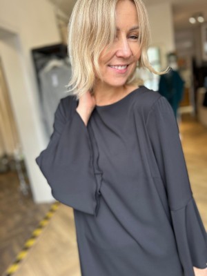 Luźna Sukienka Mini w kolorze czarnym z rozszerzanym rękawem Irma Black