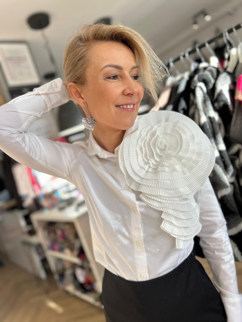 Miniatura produktu Bawełniana Koszula biała z szerokimi mankietami i ozdobnym kwiatem Levi White&Flowers