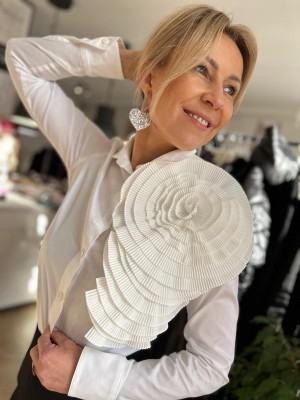 Bawełniana Koszula biała z szerokimi mankietami i ozdobnym kwiatem Levi White&Flowers