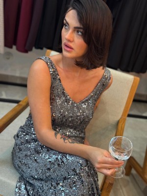 Długa sukienka cekinowa z dekoltem i wycięciem na plecach Fever Shine