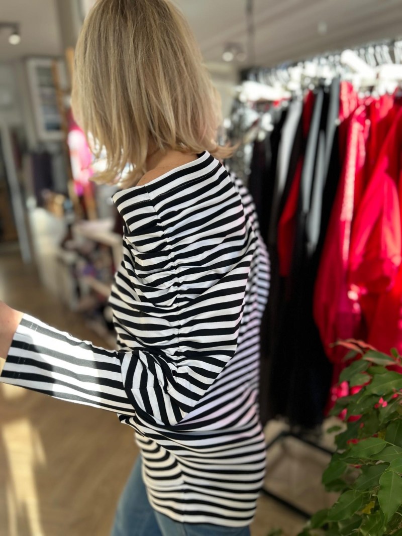 Miniatura produktu Wiskozowa bluzka asymetryczna w czarno-białe paski Natasha Black