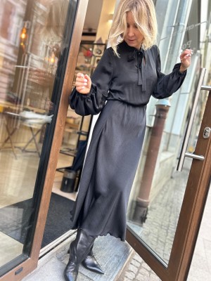 Czarna Sukienka Midi z bufiastymi rękawami i wiązaniem przy dekolcie Soley Black