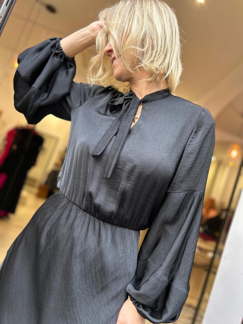 Miniatura produktu Czarna Sukienka Midi z bufiastymi rękawami i wiązaniem przy dekolcie Soley Black