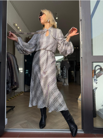 Biało-Czarna sukienka Wiskozowa Midi z bufiastymi rękawami i odcięciem w talii Soley B&W