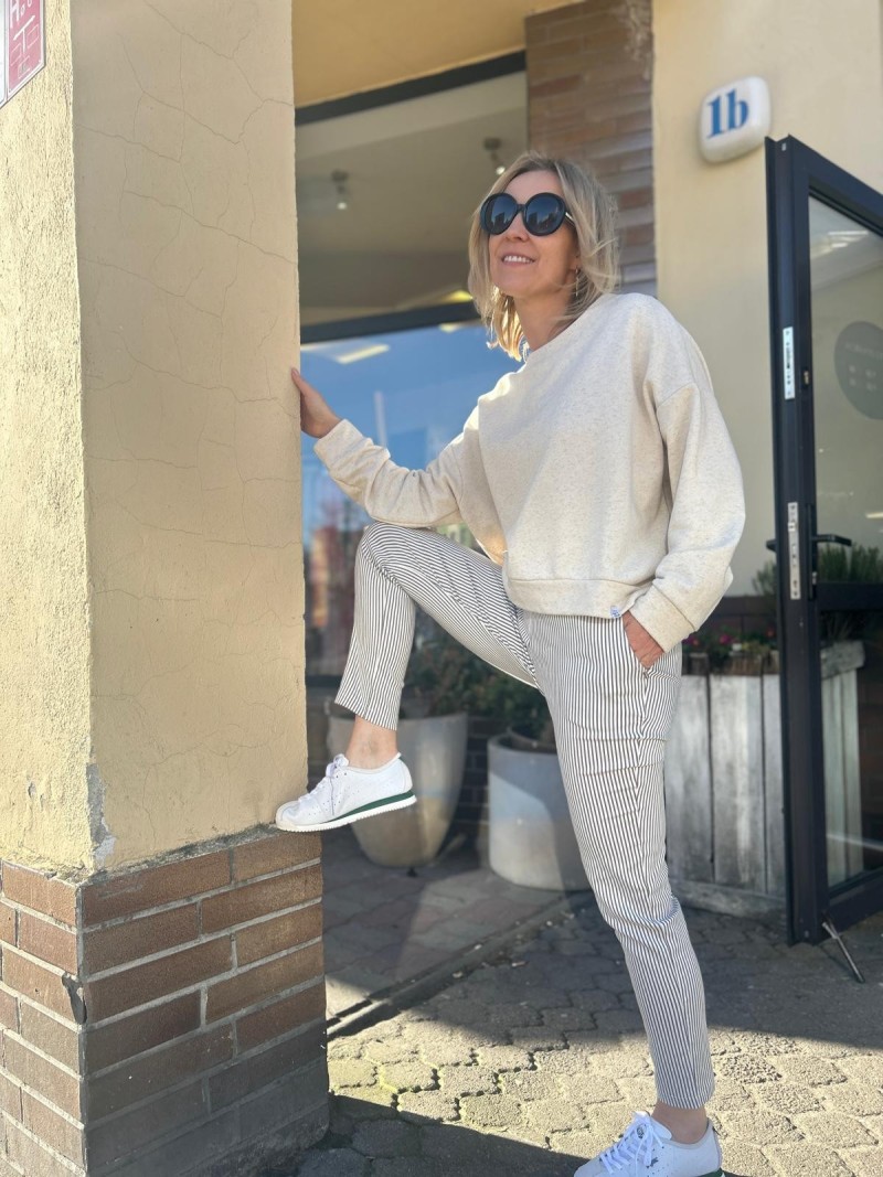 Miniatura produktu Damskie Spodnie Cygaretki na gumce w biało-beżowe paski B&W