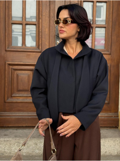 Elegancki płaszcz ze stójką z wiązaniem w kolorze granatowym Boxy&Navy