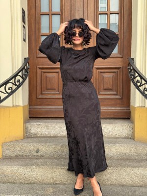 Spódnica midi w kwiaty w kolorze czarnym Soley Black&Flowers