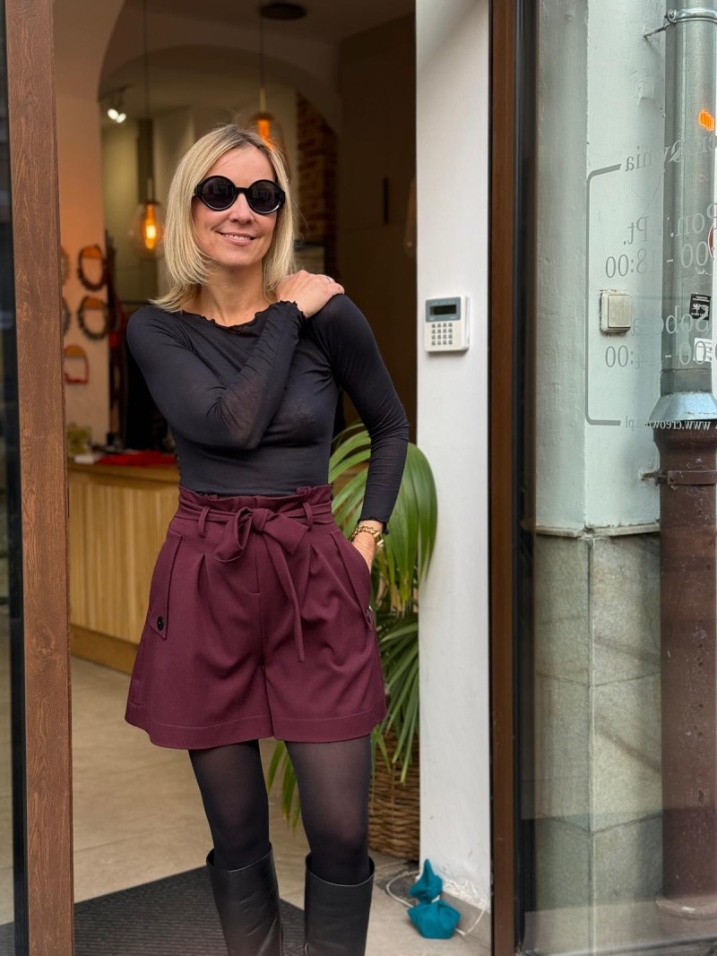 Miniatura produktu Krótkie Spodenki w kolorze bordowymi z ozdobnym paskiem Paris Bordo