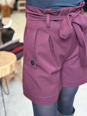 Krótkie Spodenki w kolorze bordowymi z ozdobnym paskiem Paris Bordo