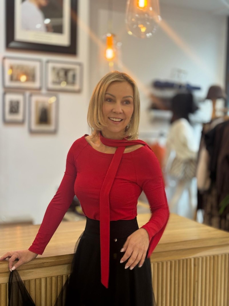 Miniatura produktu Czerwona dopasowana Bluzka z wiskozy z wiązaniem Delfi Red