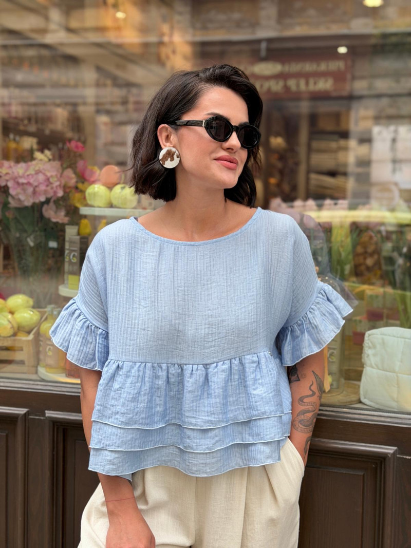 Miniatura produktu Bluzka na krótki rękaw z falbanami w kolorze błękitnym Fleur Lyocell&Blue