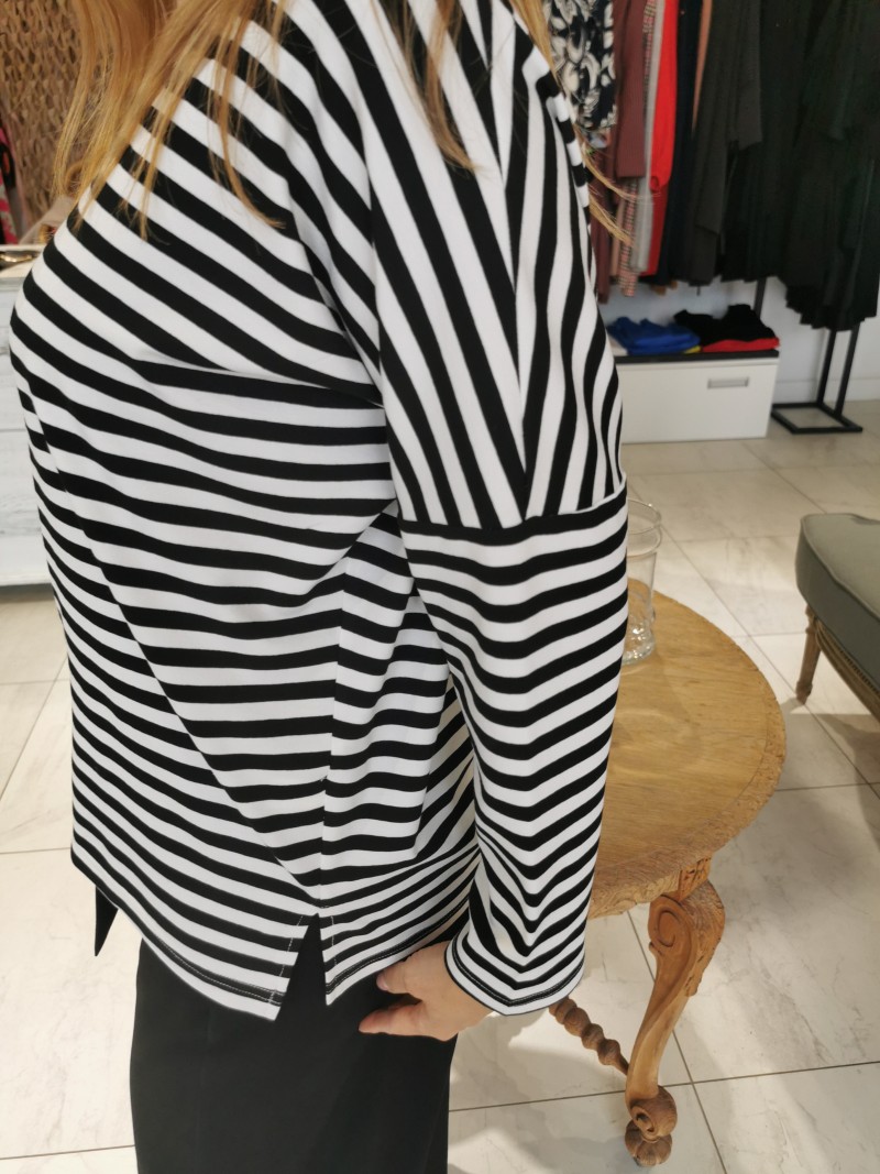 Miniatura produktu Wiskozowa Bluzka typu nietoperz w czarno-białe paski Varia Black & White